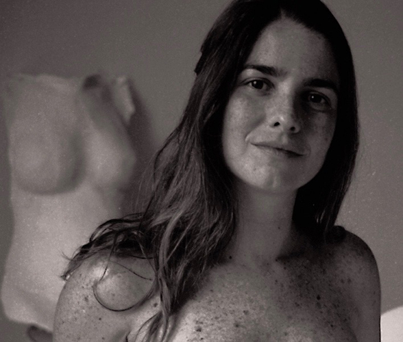 fotografia de Gabriela Vanzetti | Fundadora y diseñadora de Malimbus Studio | En el fondo de la imagen reproducción en vendas de yeso del torso de la artista embarazada de 7 meses