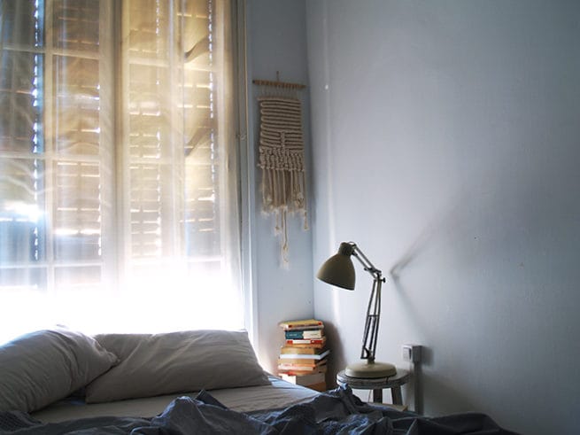 tapiz arte textil Rizoma, vista decoración interior. Rizoma en una pared, estilo sobrio colores neutros