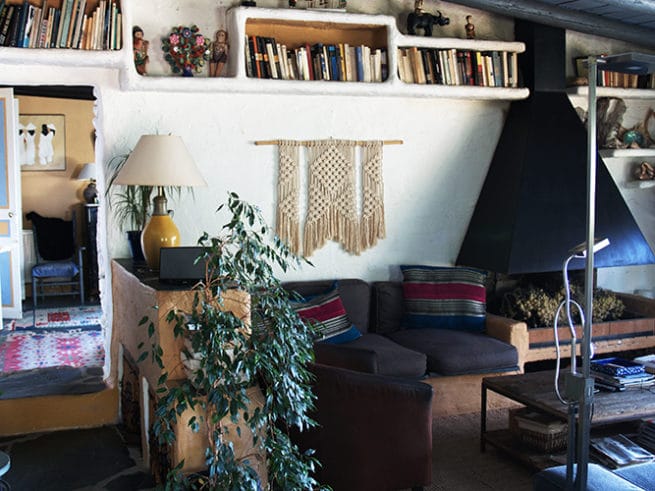 Tapiz Panela vista decoración de interior no estilo minimalista. sobre un sofá al lado de la chimenea se encuentra Panela con soporte de barra de Bambú