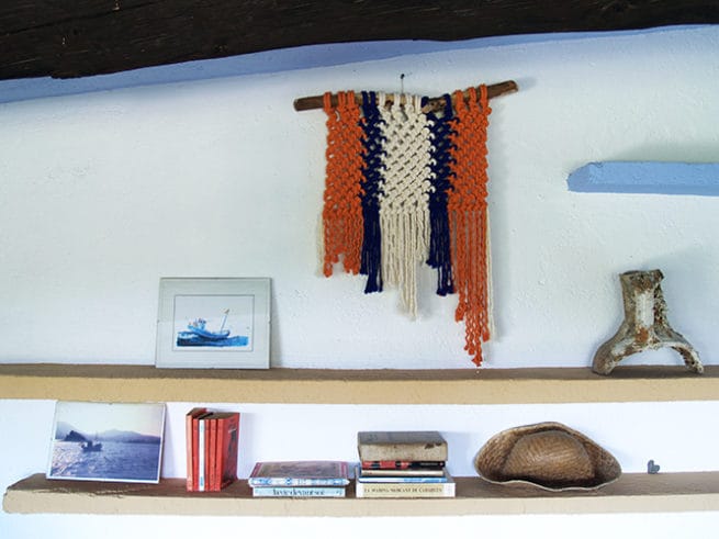 tapiz trois-couleurs vista en una decoración de interior con detalles marineros, libros, fotos, tapiz