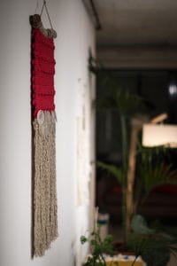 Tapiz Malimbus. Diseño y accesorios. Vista lateral del tapiz completo. Soporte de madera, cuerdas de algodón y lino, complementos de nácar.