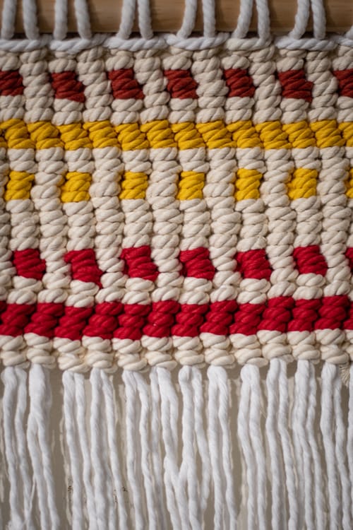 Étude pour une série. Tapestry Soto II frontal view of the cross knots used in cotton rope, colors white, ecru, brick red and magenta, yellow.