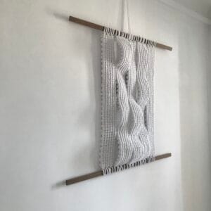 Frecuencia Blanca. Cinco paneles de cuerdas blancas de algodón, unidas a dos planchas de madera Ipé