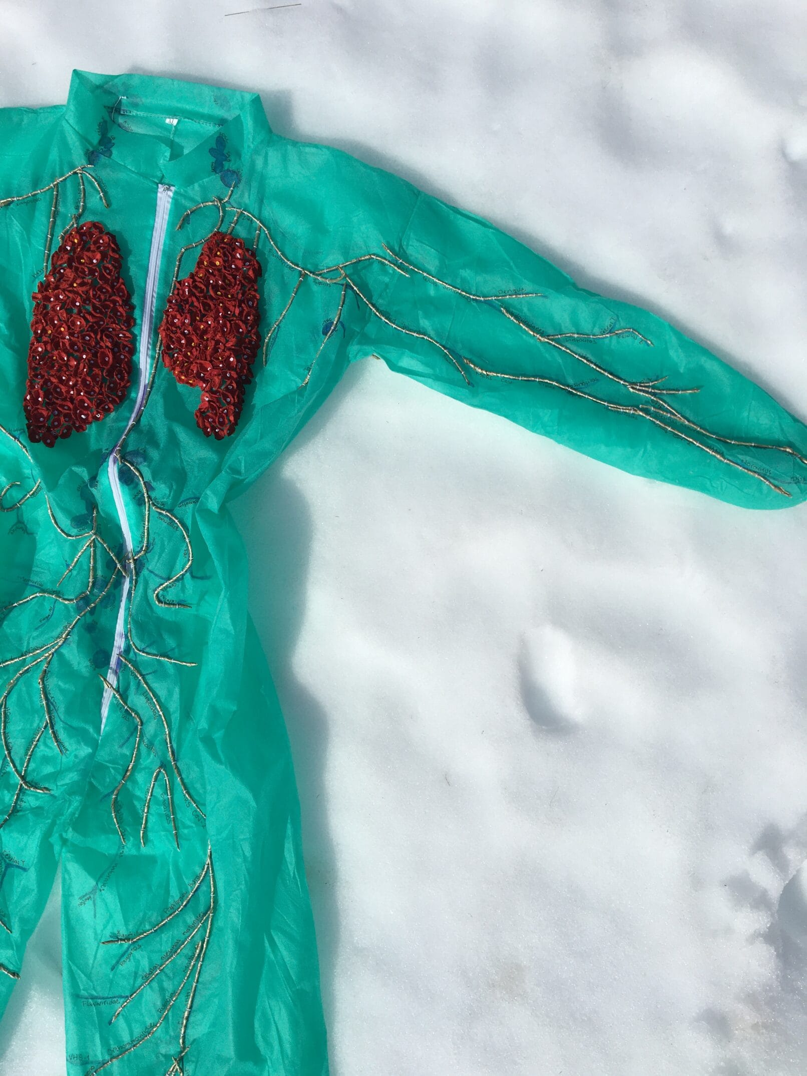 El traje de hospital bordado a mano llamado Linfa es una pieza única que forma parte de la serie de obras titulada Pandemia.