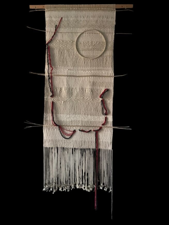 Tapiz Frontera. Distintas cuerdas en color crudo de algodón de diferentes texturas, un circulo a la derecha