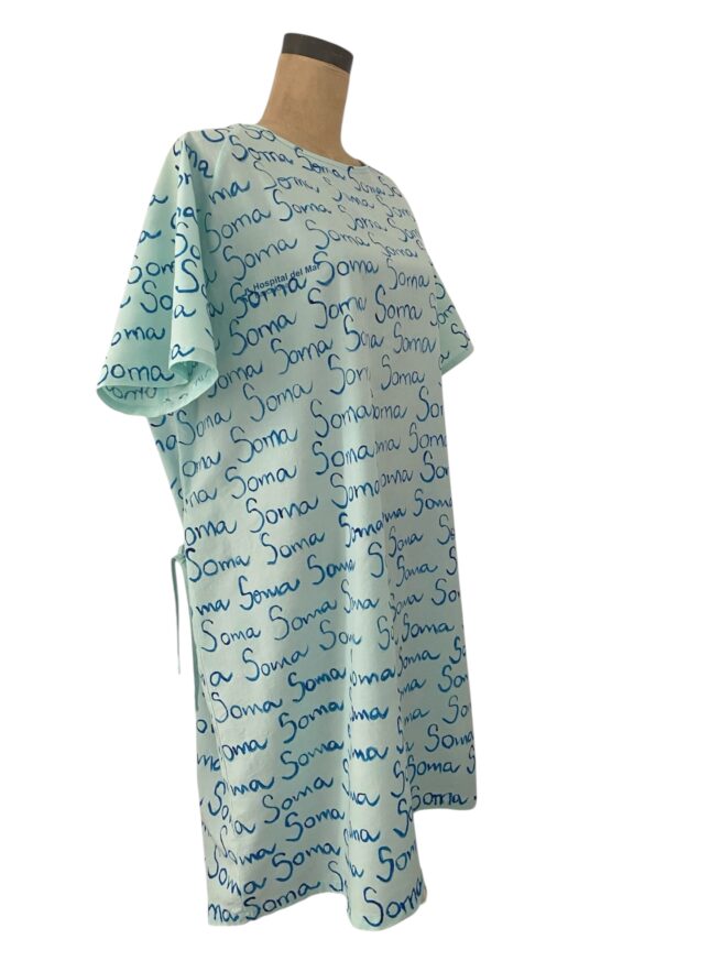 Bata de tela de hospital, repetición de la palabra Soma, vista de perfil completa
