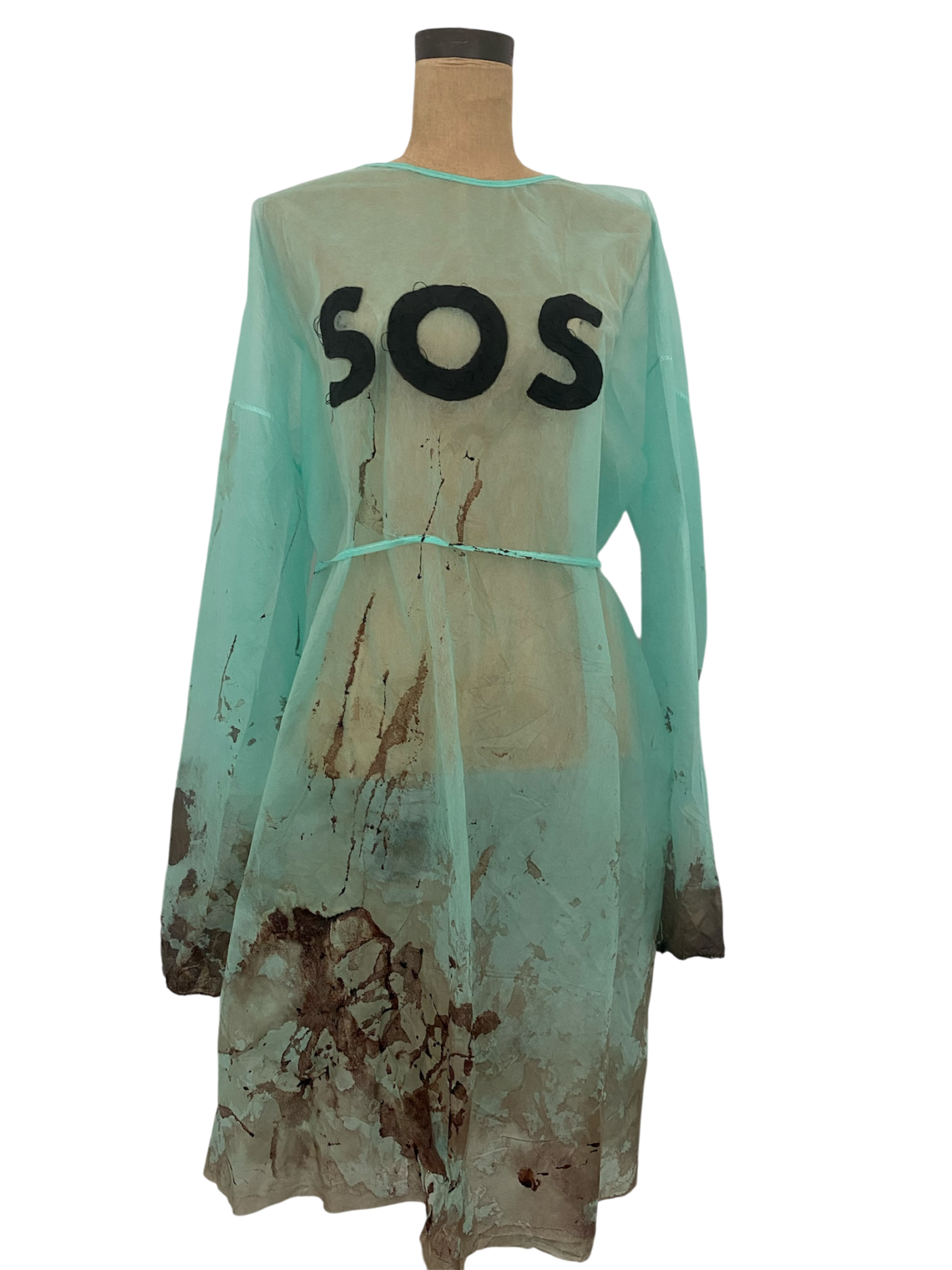 Bata desechable de hospital S.O.S vista completa, bordado y sangre
